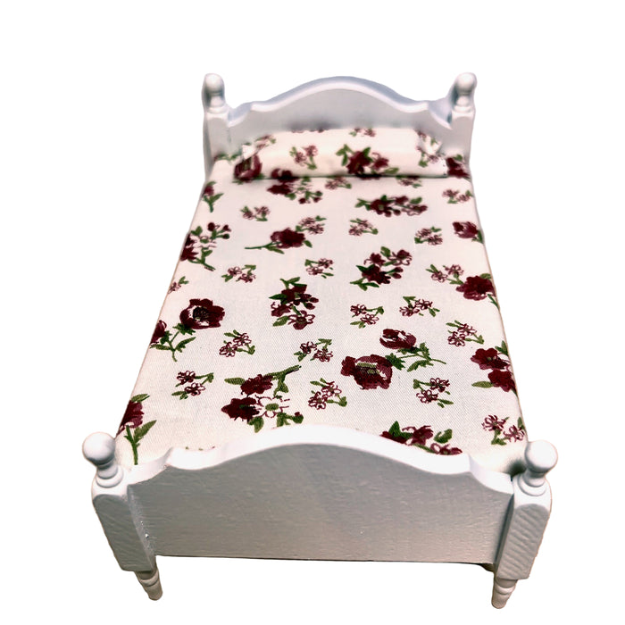 Puinen sänky nukkekotiin.