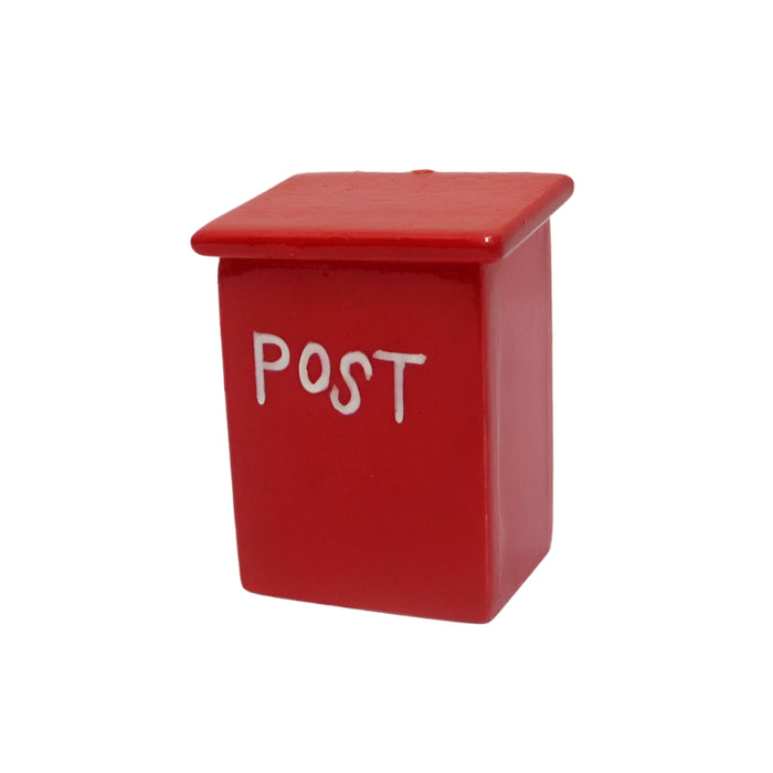 punainen postilaatikko maalattua puuta.