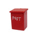 punainen postilaatikko maalattua puuta.