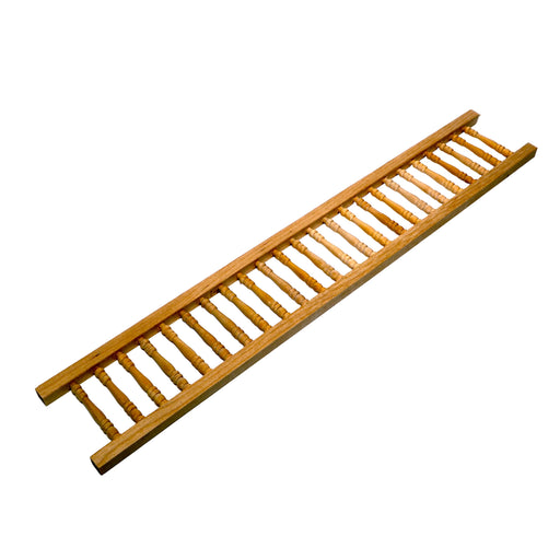 Pitkä puinen kaide.
