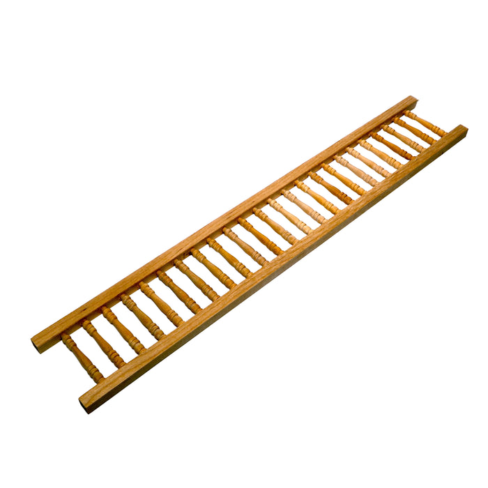 Pitkä puinen kaide.