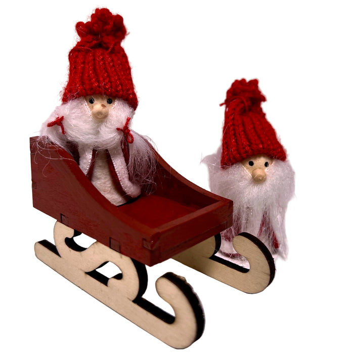 pienet tontut ja reki.