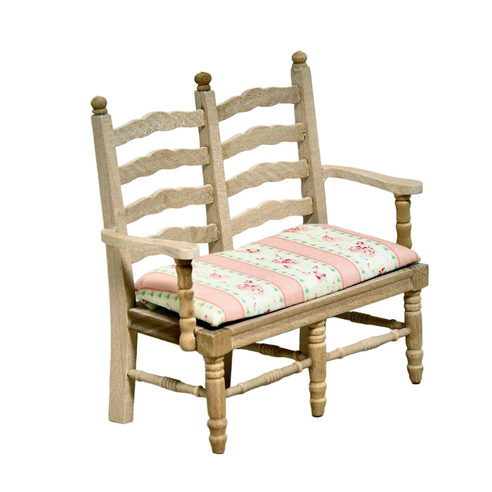 Kahden istuttava penkki.