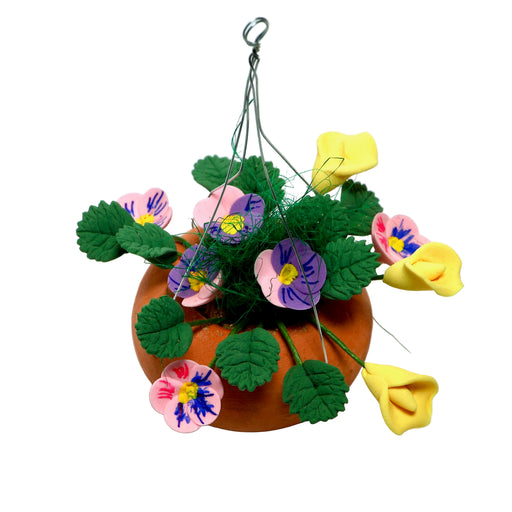 Miniatyyrikukkia amppeliruukussa.