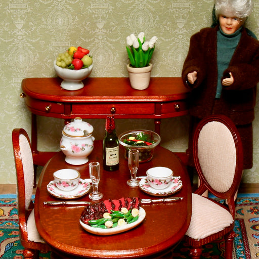 Ruokasalin kalusteet ja kattaus.