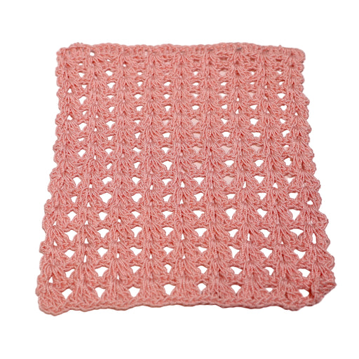 Virkattu päiväpeitto nukkekotiin.