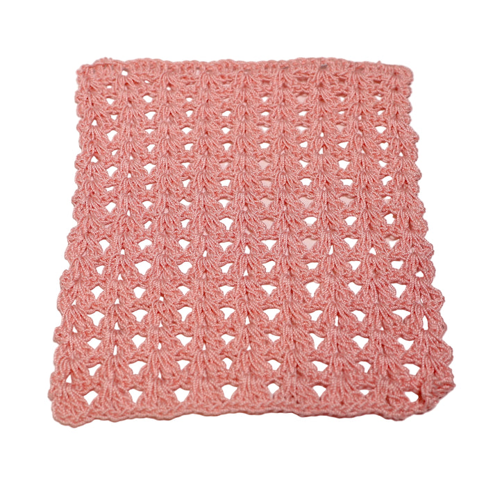 Virkattu päiväpeitto nukkekotiin.