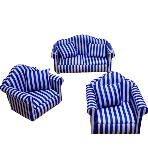 Sinivalkoisnen sohav ja nojtuolit.