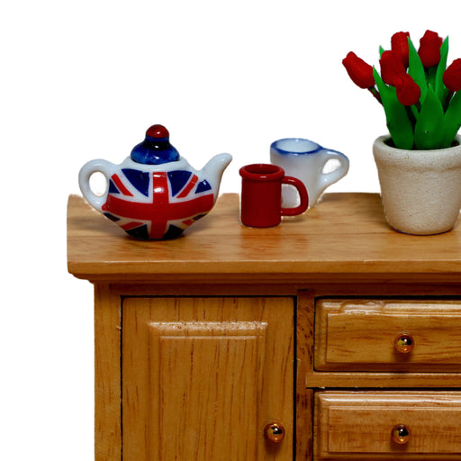 Miniatyyrejä nukkekodin lipastolla.