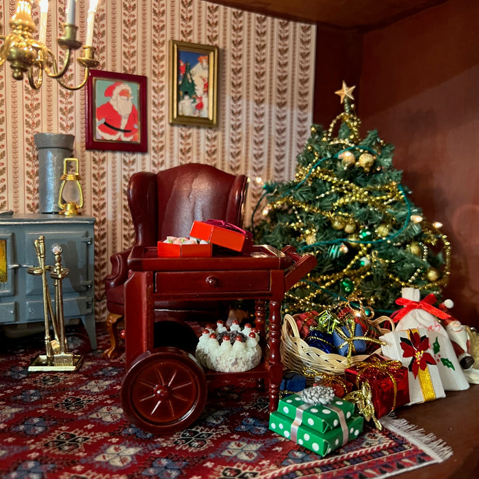Nukkekodin joulukuusi ja lahjat.