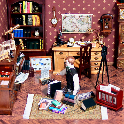 Nukkekodin työhuone ja miniatyyrit.