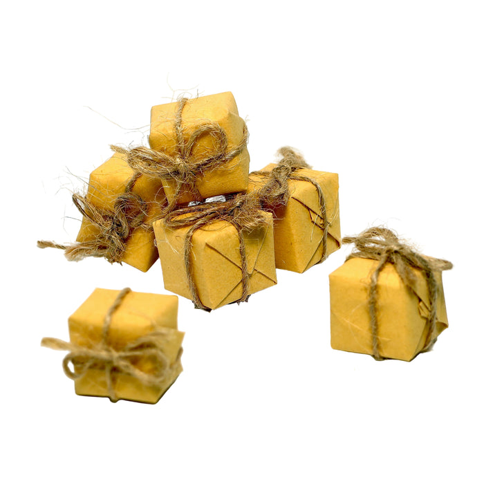 Joulupaketit nukkekotiin.