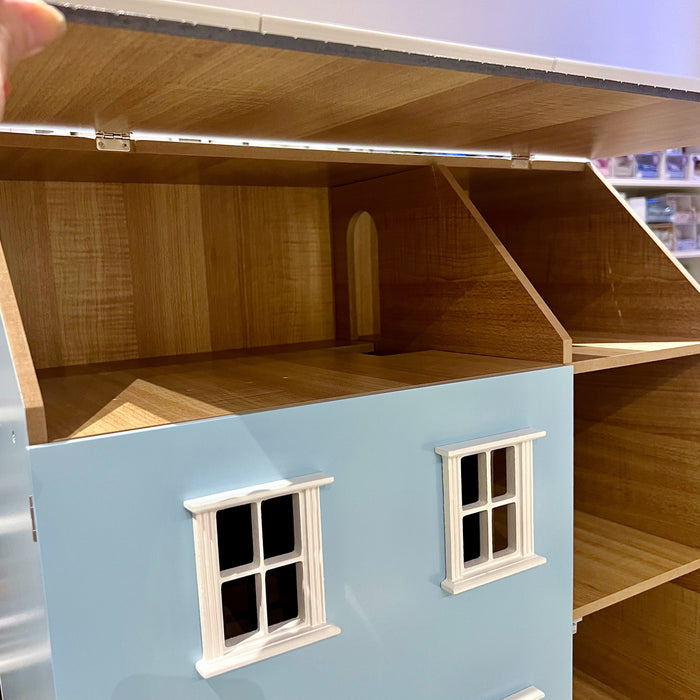 Nukkekodin vinttikerros.