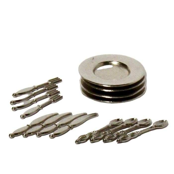 Metalliset miniatyyrilautaset ja aterimet.