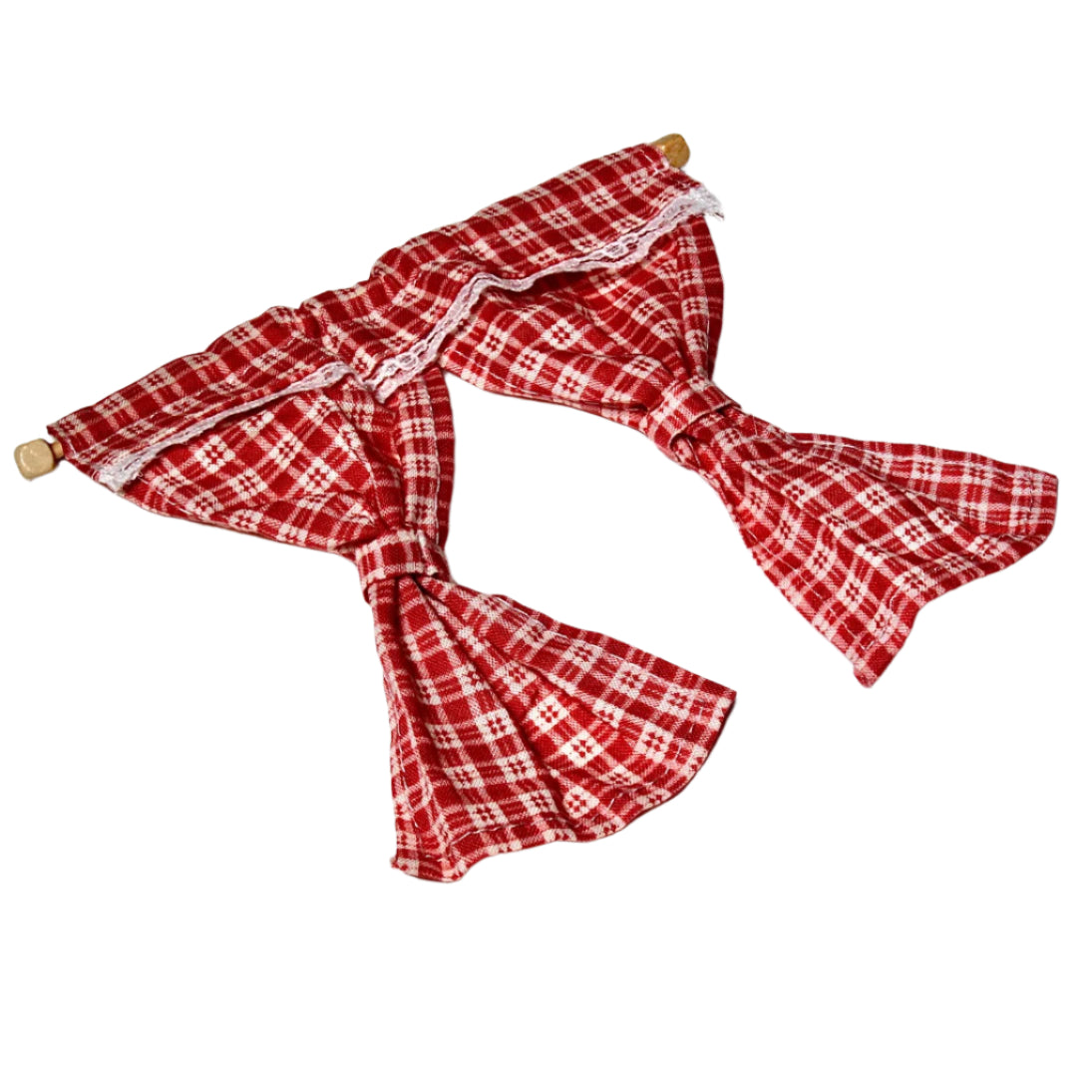 Ruudulliset verhot ja puinen tanko.