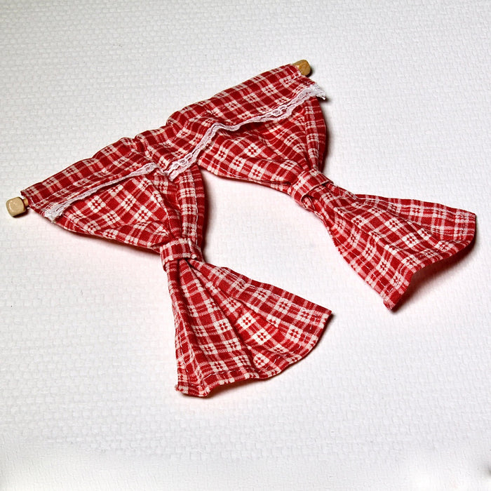 Curtains, red and white checkered, 13 x 13 cm