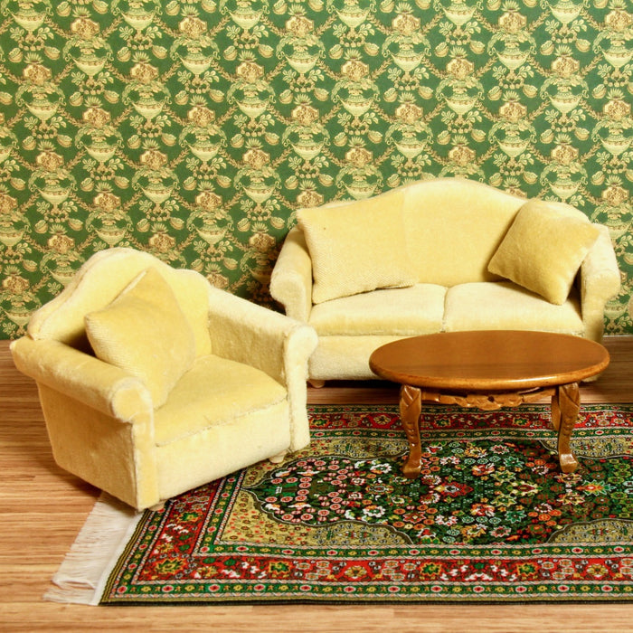 Nukkekodin olohuoneen sohvaryhmä. <fi>Vaaleankeltainen on hyvin neutraali väri mutta kuvan voimakas tapetti korostaa keltaisen lämmintä sävyä.</fi><en>Vaaleankeltainen sohvakalusto on hyvin neutraalin värinen mutta kuvan voimakas tapetti korostaa keltaisen lämmintä sävyä.</en>