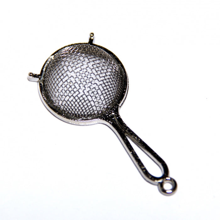 Strainer with steel mesh