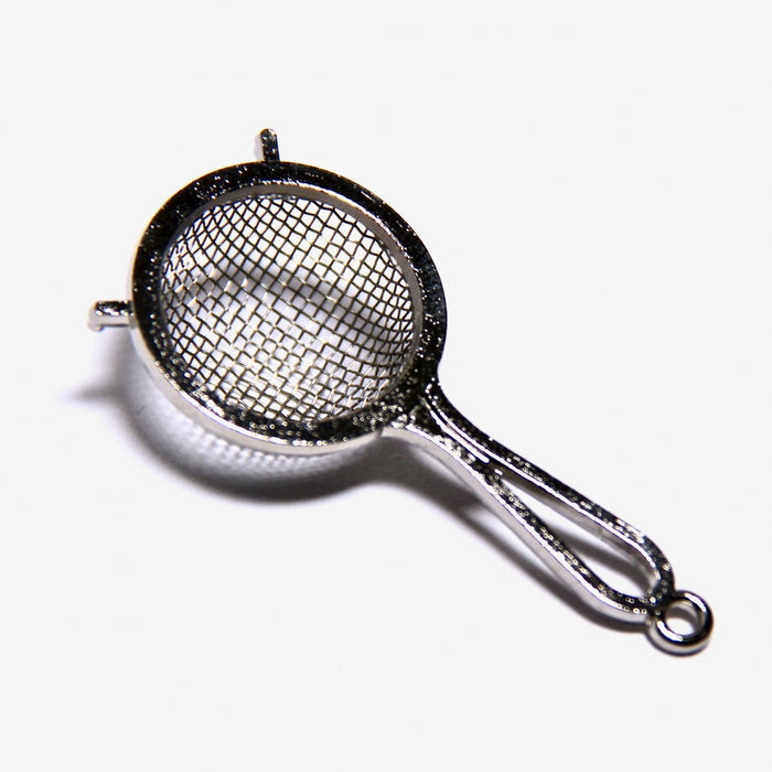 Strainer with steel mesh