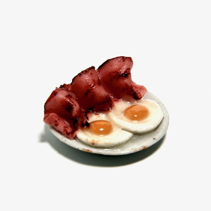 Bacon och ägg på en tallrik