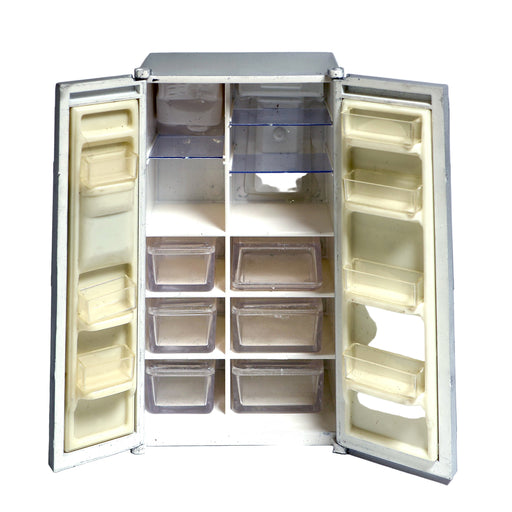 Jääkaappi ja muovilokerot.