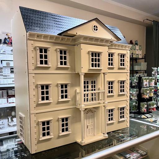 Iso nukketalo valmiina unelmiin.