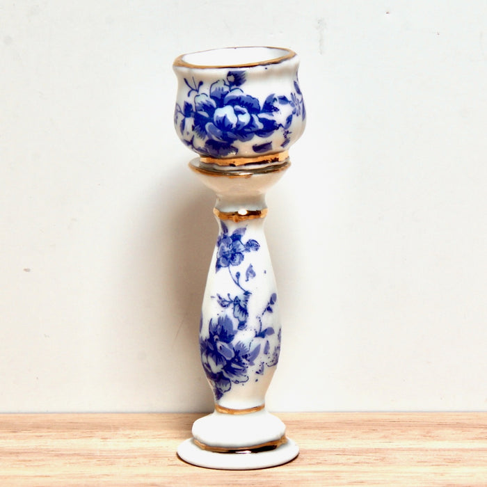 Porcelain pot and stand, blue and white