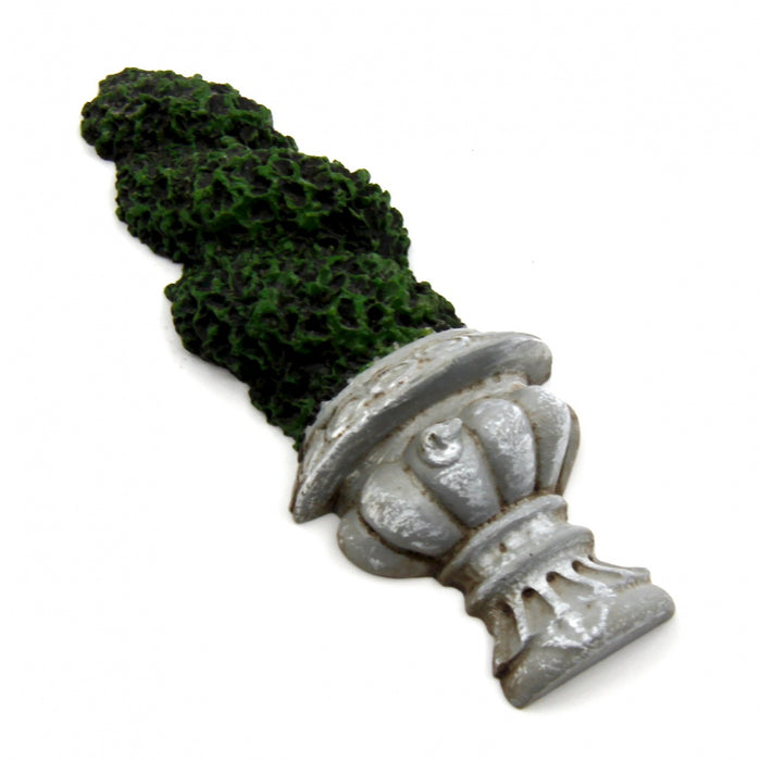 Pensas antiikkiruukussa, resiiniä