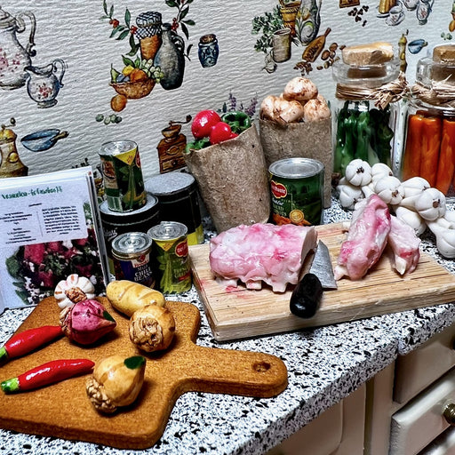 Lihapadan ainekset nukkekotiin.