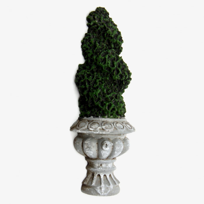 Pensas antiikkiruukussa, resiiniä