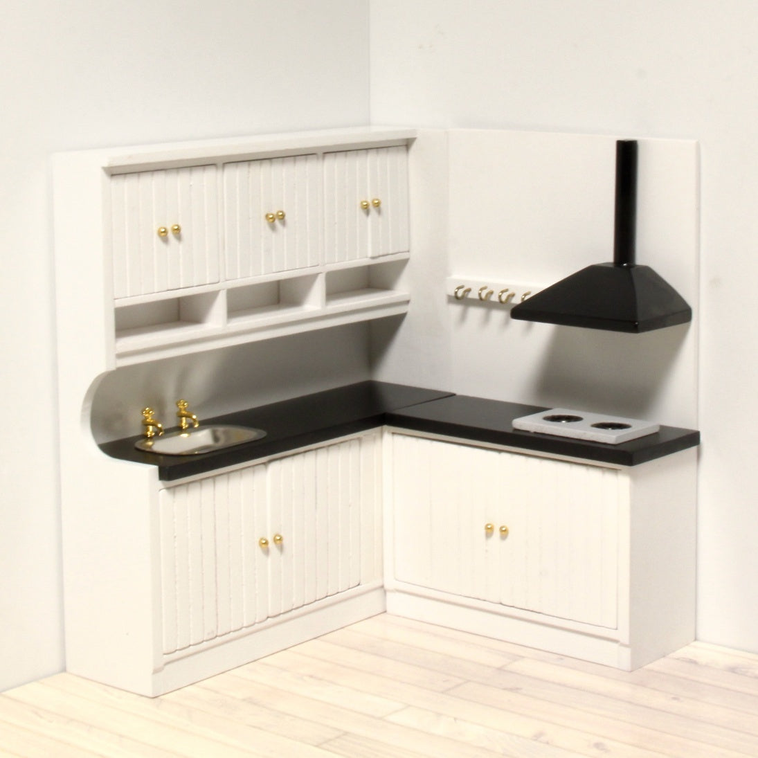 Nukkekodin keittiö puuta.