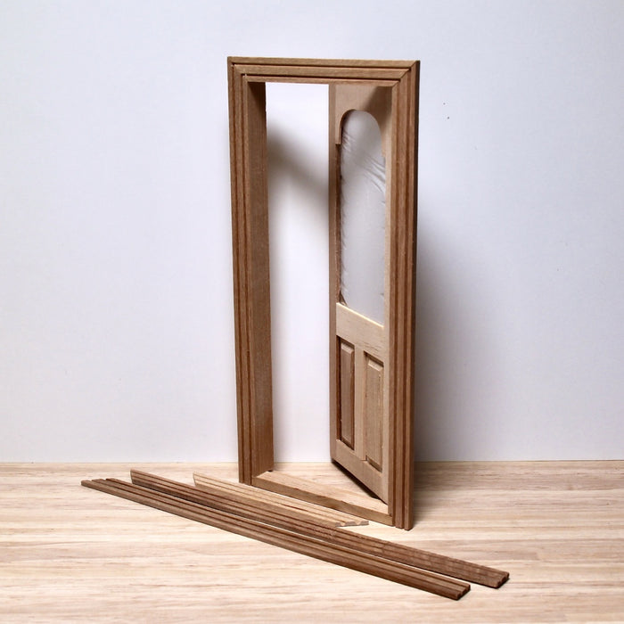 Nukkekodin ovi, ikkunalla, puuvalmis