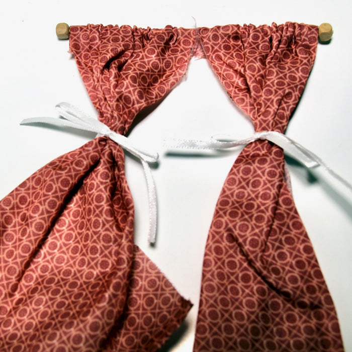 Curtains, reddish, long and wooden rod