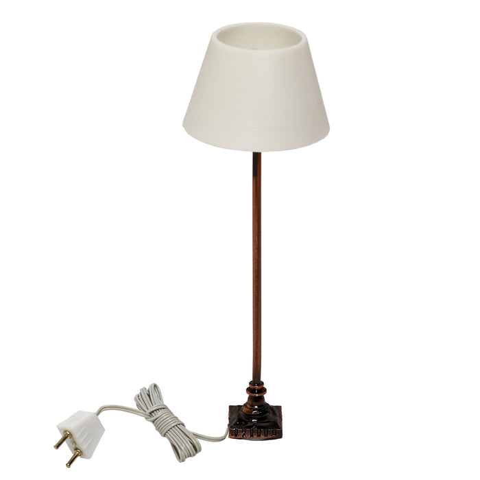 Jalkalamppu nukkekotiin.