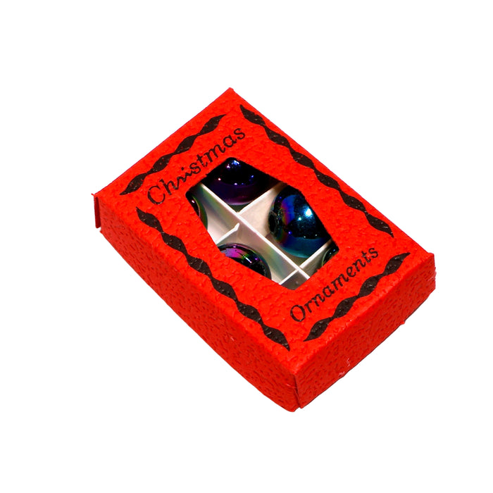 Laatikollinen joulukuusen palloja.