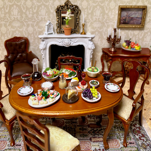 Miniatyyriruokaa pöydällä.