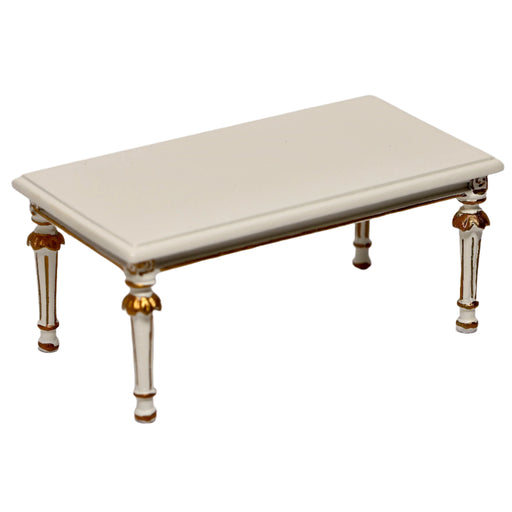 Miniatyrikokoinen sohvapöytä kultakoristeilla.