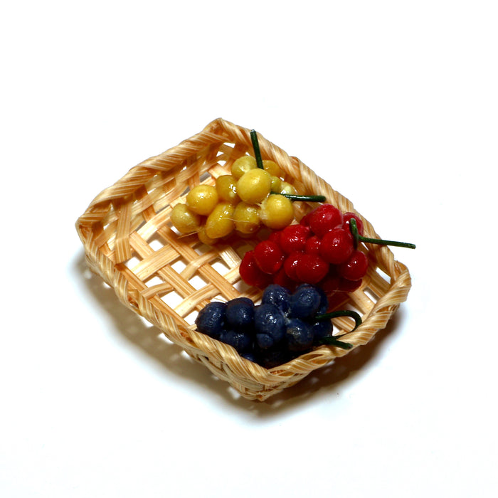 Viinirypäleitä nukkekotiin.