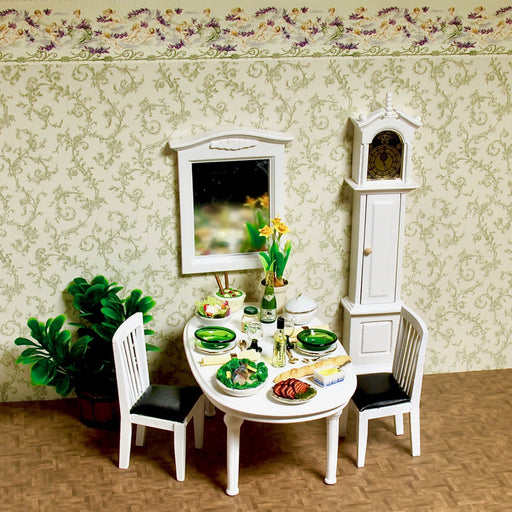 Nukkekodin tapetti koristeboordilla. Tapetin lempeä vihreä väri ja hienostunut kuvio luovat rauhallisen ilmeen nukkekodin  ruokasaliin.