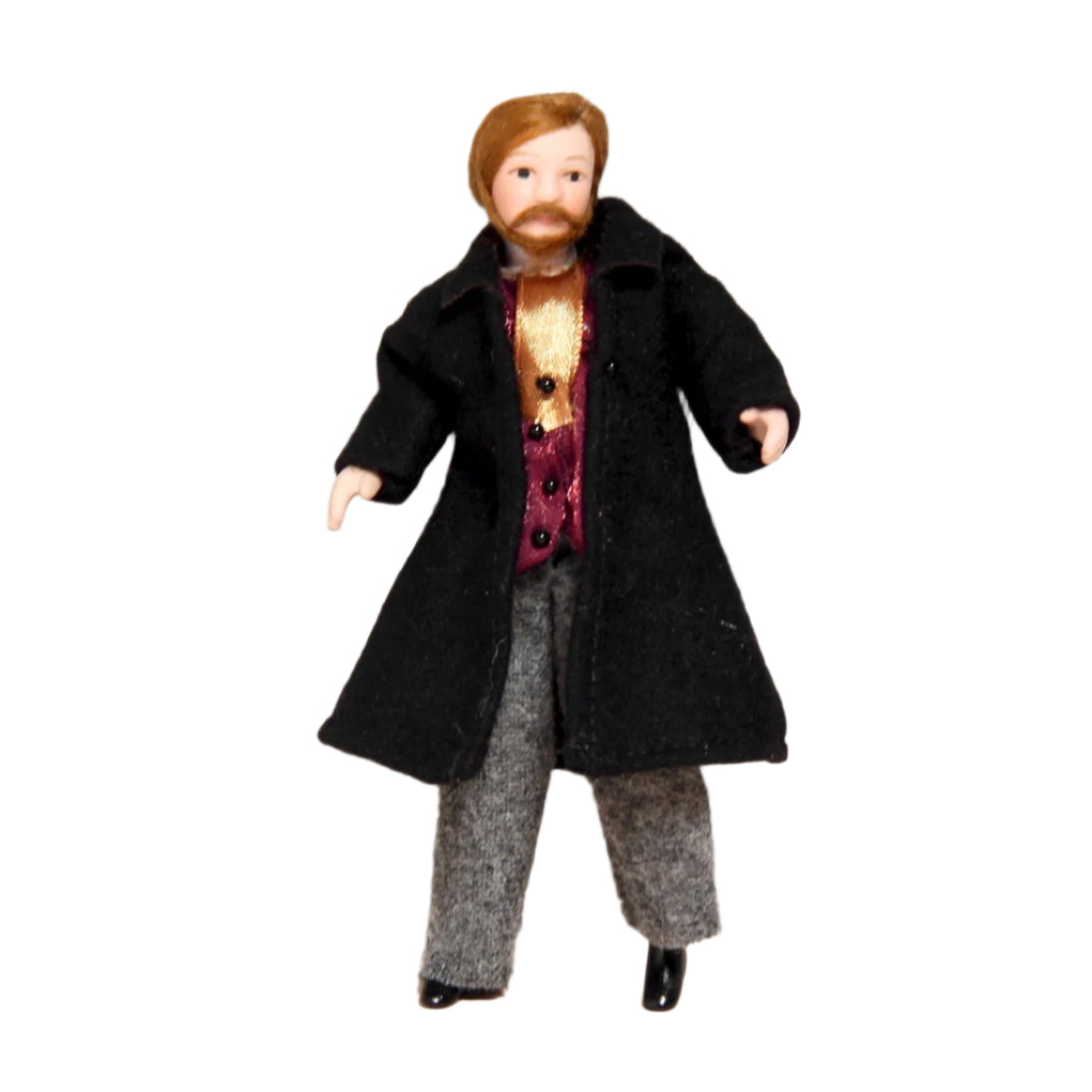 Nukkekodin komea miesnukke on pukeutunut pitkään takkiin. 