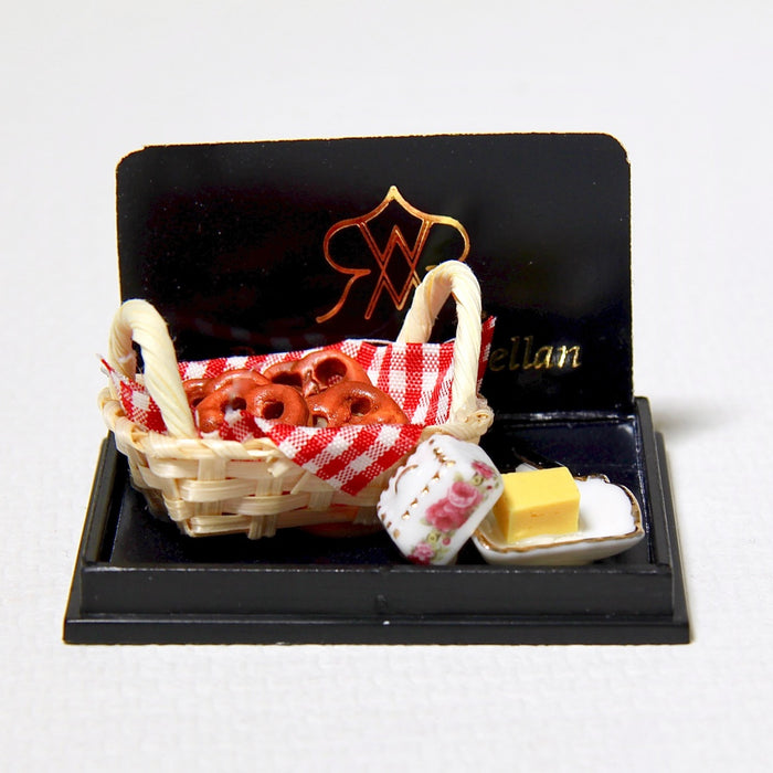 Ringels in a basket, porcelain butter box + knife