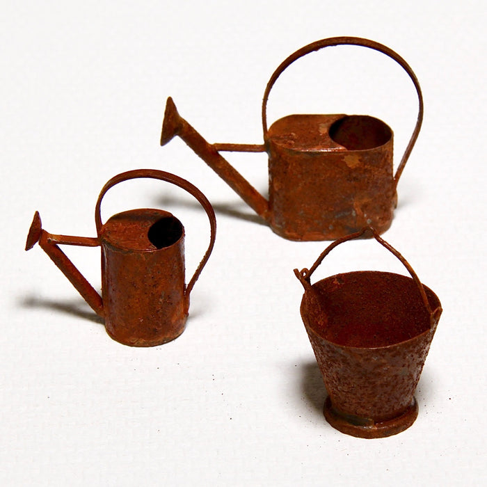 A watering can, rusty, small