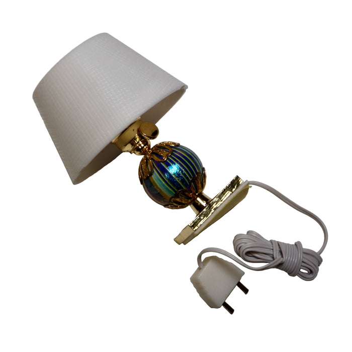 Pöytälamppu koristeellisella jalalla.