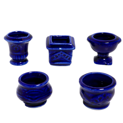 pieniä kukkaruukkuja nukkekotiin.