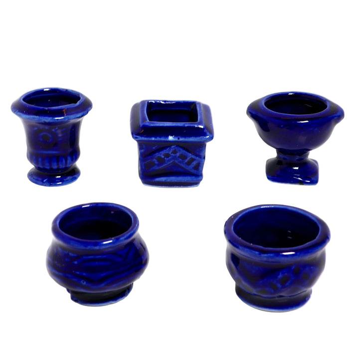 pieniä kukkaruukkuja nukkekotiin.