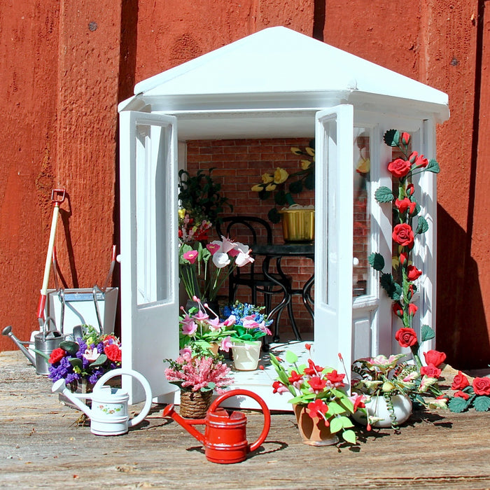 Astu peremmälle nukkekodin huvimajaan Edessä on avautuvat pariovet ikkunoilla. Esimerkkikuvan majaan on asennettu kartonkinen kaakelilattia ja kohokuvioinen tiiliseinä takaseinäksi.</fi><sv>Edessä on avautuvat pariovet ikkunoilla.</sv><en>Edessä on avautuvat pariovet ikkunoilla.</en>