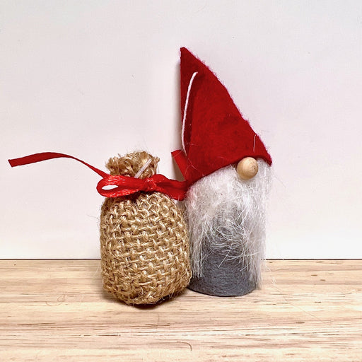 Miniatyyritonttu ja lahjasäkki.