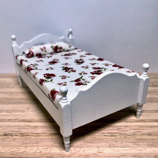 Miniatyrisänky nukketaloon.