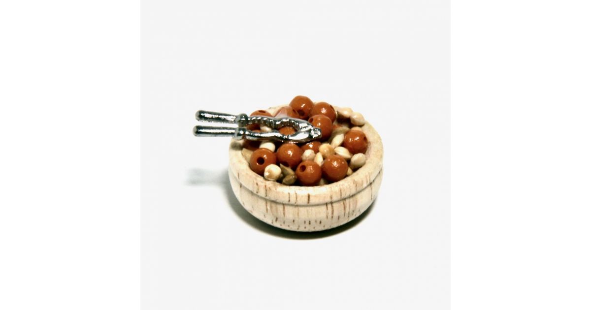 Kulhollinen pähkinöitä ja pähkinäpihdit | Minimaailman myymälä ja  verkkokauppa